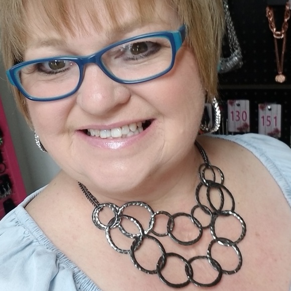 Meet your Posher, Cris - Picture 2 of 5